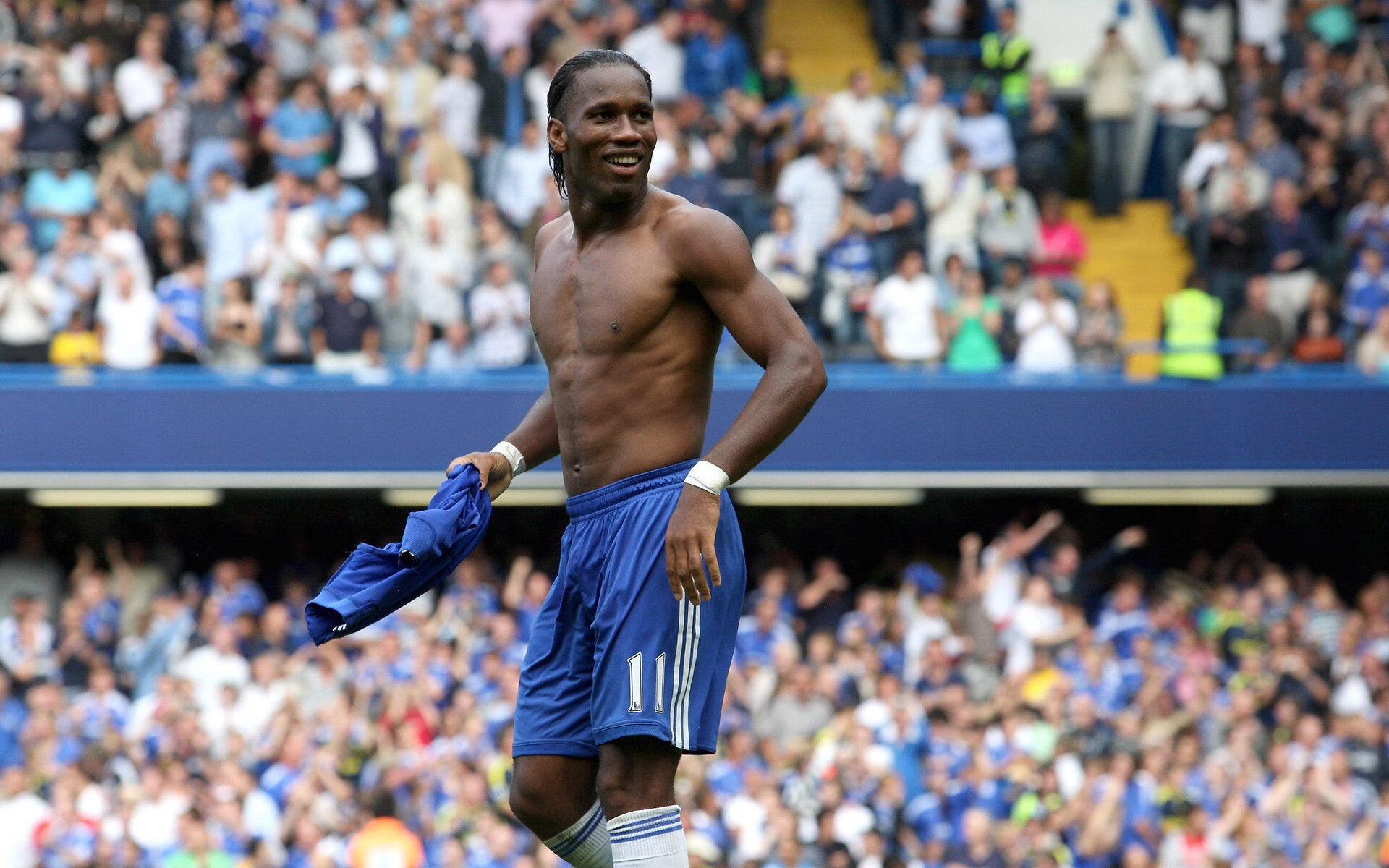 “逆境生存:车手在极端气候下的英雄演绎”